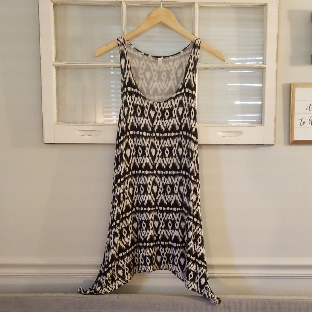 💕3 for $15💕 Shark bite hem Sleeveless tunic